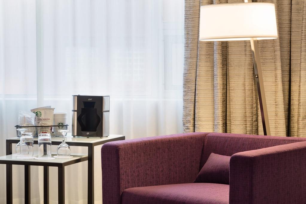 Coast Edmonton Plaza Hotel By Apa Pokoj fotografie