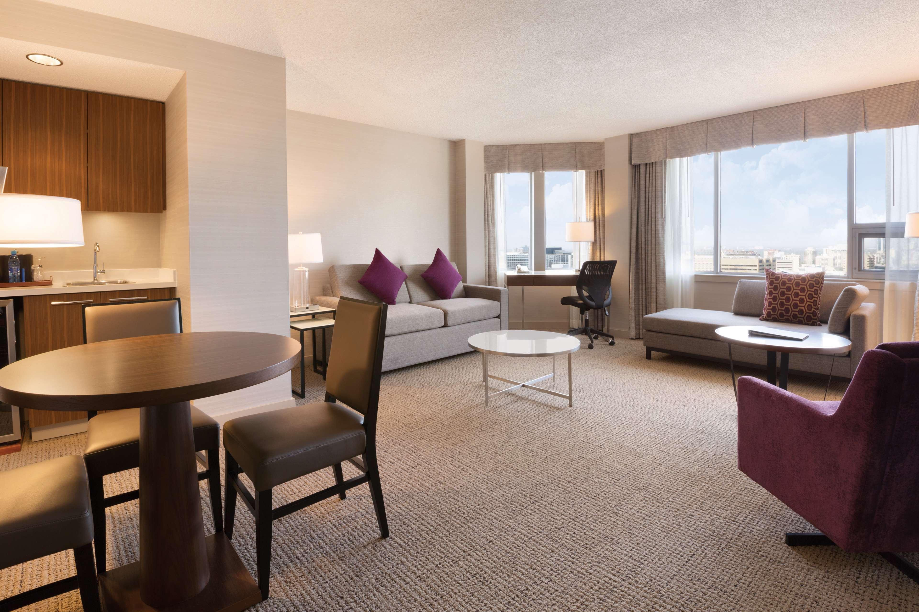 Coast Edmonton Plaza Hotel By Apa Exteriér fotografie