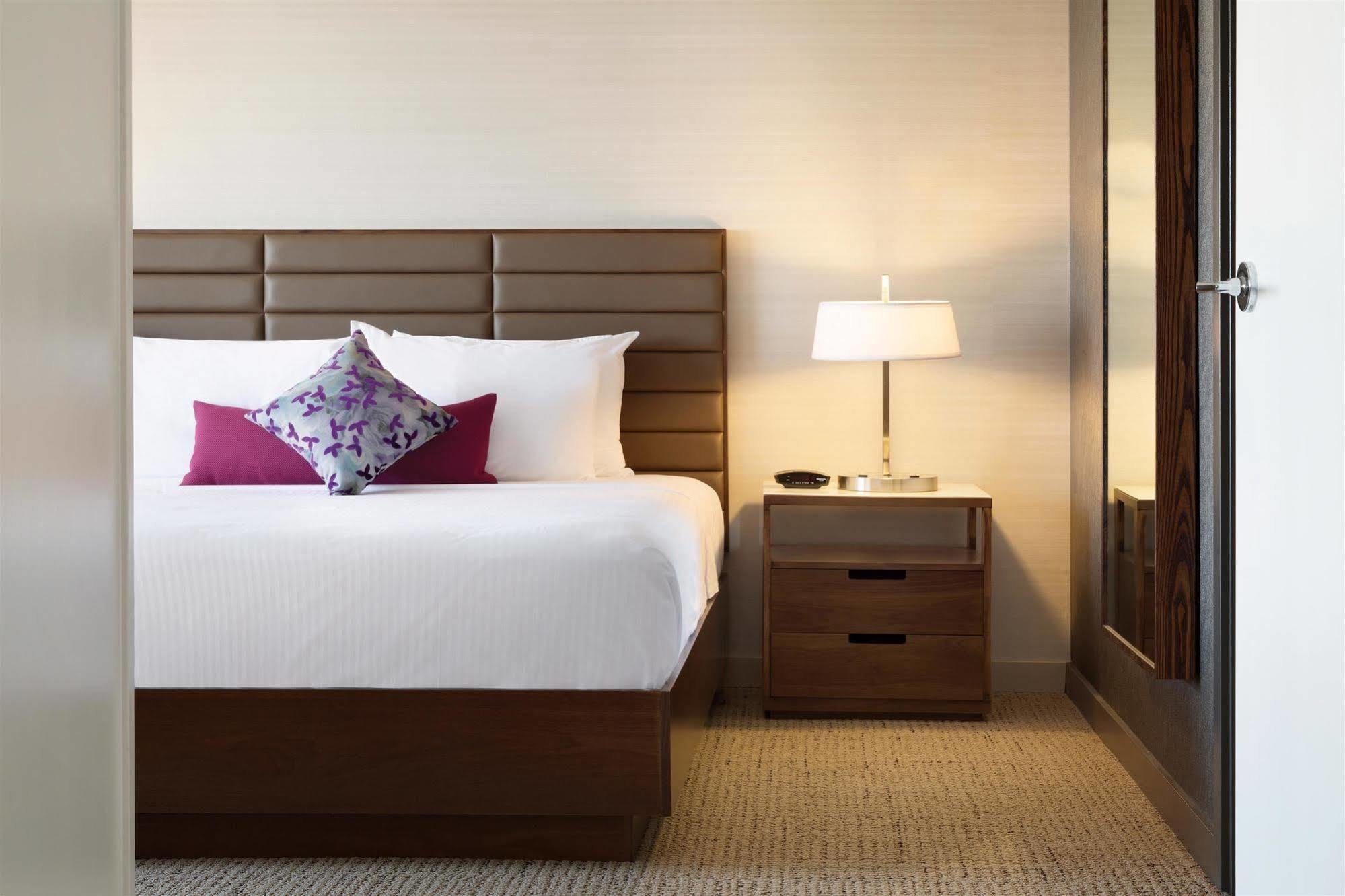 Coast Edmonton Plaza Hotel By Apa Exteriér fotografie